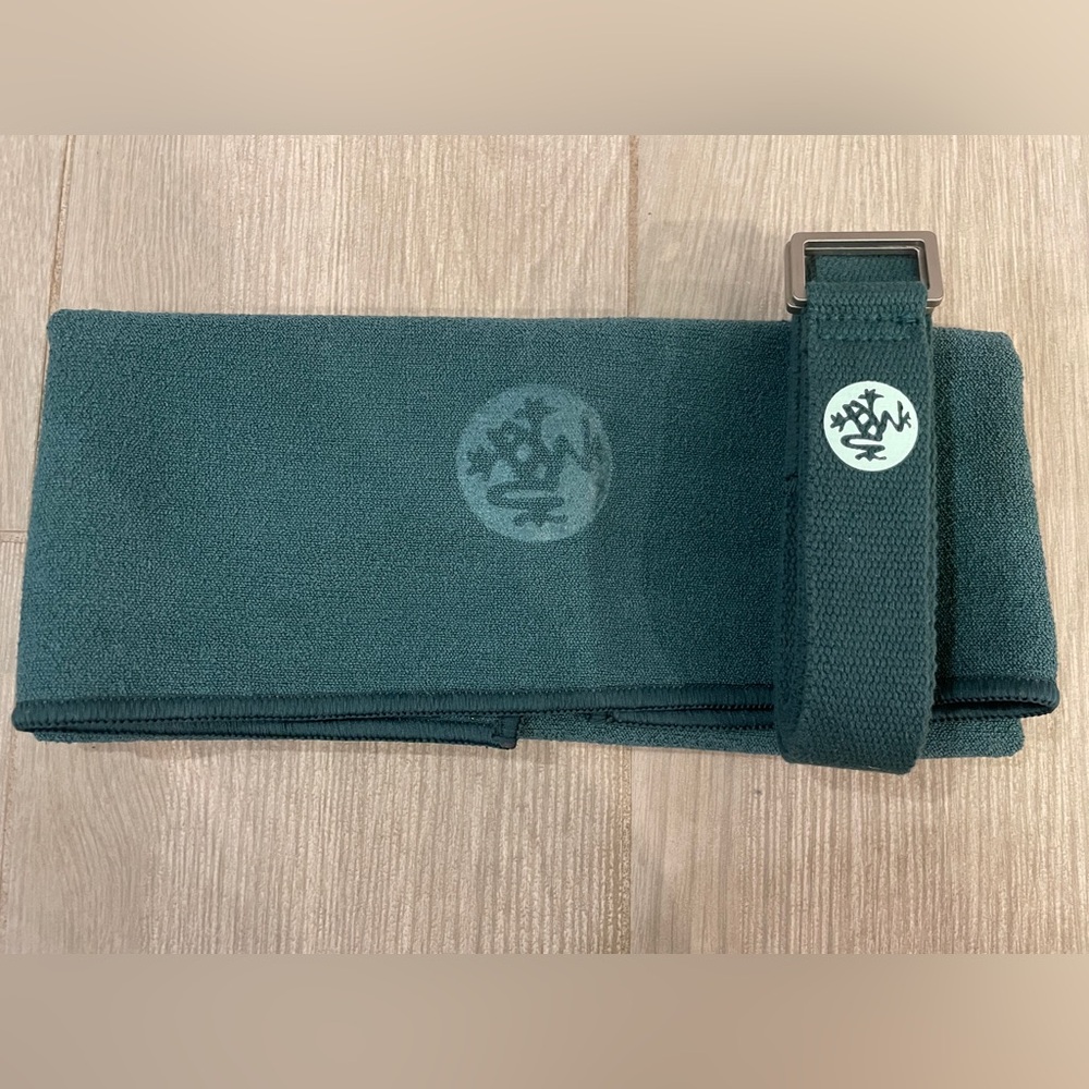 Manduka Unfold Yoga Strap & Yogitoes Hand Towel Dark Deep Sea EUC